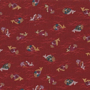 Puede incluir: Tela roja con un patrón repetido de peces estilizados en tonos de azul, verde, amarillo y rosa. Los peces nadan en un patrón de líneas finas blancas.