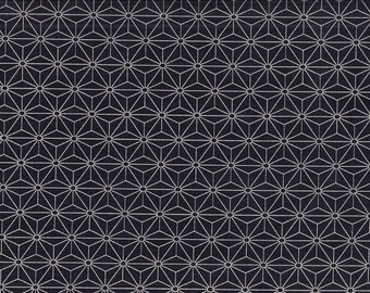 Può includere: Tessuto blu navy scuro con un motivo geometrico ripetuto. Il motivo è composto da linee bianche che formano forme a stella e cerchi collegati, creando un aspetto strutturato. Il design simmetrico copre l'intera superficie.