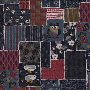 Könnte beinhalten: Ein Patchwork-Stoffdesign mit verschiedenen Mustern und Motiven. Das Design umfasst Quadrate mit Libellen-, Eulen-, Blumen- und geometrischen Mustern in Blau-, Rot- und Weißtönen. Die Kanten der Quadrate haben einen zerrissenen Papiereffekt.
