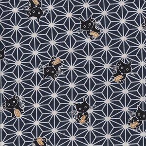Könnte beinhalten: Stoff mit einem sich wiederholenden Muster aus schwarzen Katzen, die Goldmünzen halten, vor einem marineblauen Hintergrund mit einem weißen geometrischen Sternmuster. Die Katzen haben weiße Schnurrhaare.