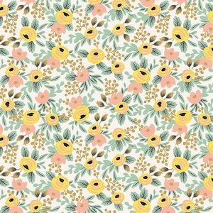 Może przedstawiać: Kwiatowy wzór z żółtymi i różowymi różami, małymi brązowymi pąkami i zielonymi liśćmi na kremowym tle. Wzór to powtarzający się wzór kwiatów i liści, tworzący gęsty, całościowy nadruk.