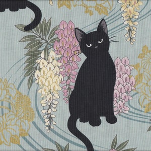 Könnte beinhalten: Stoff mit einem sich wiederholenden Muster aus schwarzen Katzen-Silhouetten, rosa und cremefarbenen Blauregenblüten und goldenen floralen Akzenten auf hellblauem Hintergrund. Das Design hat eine japanische Ästhetik.