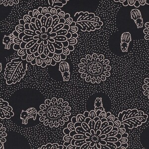 Könnte beinhalten: Schwarzer Stoff mit einem sich wiederholenden Muster aus stilisierten Blumen, kleinen Tieren und Punkten in Hellbeige. Das Design zeigt große, detaillierte florale Elemente und kleine Tierfiguren.