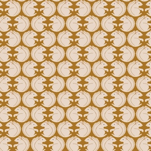 Könnte beinhalten: Ein sich wiederholendes Muster mit stilisierten Eichhörnchen in Creme vor einem senfgelben Hintergrund. Jedes Eichhörnchen ist von einer cremefarbenen, halbkreisförmigen Form umgeben, wodurch ein symmetrisches Design entsteht. Die Eichhörnchen blicken sich an.