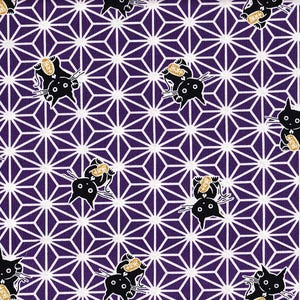 Könnte beinhalten: Stoff mit einem sich wiederholenden Muster aus schwarzen Katzen, die Goldmünzen auf einem geometrischen lila und weißen Hintergrund halten. Die Katzen haben weiße Schnurrhaare und sind in verschiedenen Posen. Der Hintergrund hat ein Sternmuster.