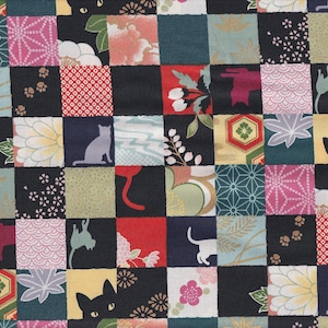 Peut inclure: Un tissu patchwork noir et blanc avec un motif répétitif de chats, de fleurs et de motifs géométriques. Le tissu est composé de carrés de différentes couleurs et motifs.