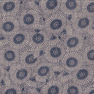 Könnte beinhalten: Ein nahtloses Muster aus blauen und weißen Schirmen auf beigefarbenem Hintergrund. Die Schirme sind in einem sich wiederholenden Muster angeordnet, wodurch ein optisch ansprechendes Design entsteht.