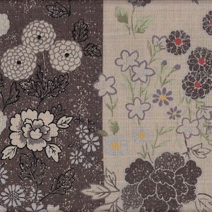 Könnte beinhalten: Ein Stoffmuster mit einem Blumenmuster. Eine Seite ist ein dunkelbrauner Hintergrund mit weißen Blumen und Blättern. Die andere Seite ist ein hellbeiger Hintergrund mit grauen und violetten Blumen und Blättern.