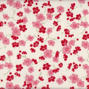 Könnte beinhalten: Ein Stoff mit einem sich wiederholenden Blumenmuster. Das Design zeigt rosa und rote Blüten mit grünen Stielen und Zweigen auf cremefarbenem Hintergrund. Die Blüten befinden sich in verschiedenen Blühstadien.