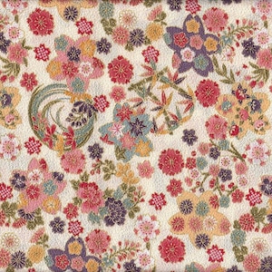 Könnte beinhalten: Cremefarbener Stoff mit einem sich wiederholenden Blumenmuster. Das Design zeigt Blütengruppen in Rosa-, Rot-, Lila- und Gelbtönen mit grünen Akzenten. Die Blumen sind in verschiedenen Größen und Formen gehalten und erzeugen einen dichten, strukturierten Look.