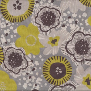 Peut inclure: Tissu à motifs floraux sur fond gris. Le motif présente de grandes fleurs stylisées dans des tons de vert-jaune, marron et blanc. Les fleurs ont des contours et des centres détaillés, avec de petits points blancs.