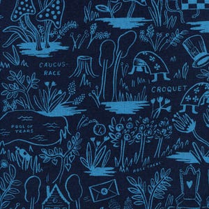 Puede incluir: Tela azul marino con una ilustración en azul claro de una escena de fantasía. El diseño presenta setas, flores y texto como "The Garden", "Caucus-Race" y "White Rabbit's House". El tema general es un cuento de hadas.