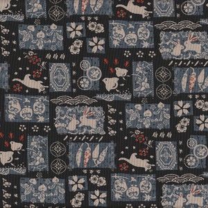 Könnte beinhalten: Wiederholendes Muster mit stilisierten Kaninchen, Blumen und geometrischen Formen in Weiß, Rot und Blau auf dunklem Hintergrund. Das Design hat eine japanische Ästhetik mit einer patchworkartigen Anordnung von Motiven.