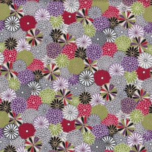 Może przedstawiać: Kolorowy wzór kwiatowy z nakładającymi się stylizowanymi kwiatami w odcieniach czerwieni, fioletu, zieleni, bieli, czerni i szarości. Gęsty wzór tworzy teksturowany wygląd, odpowiedni do tkanin lub tapet.