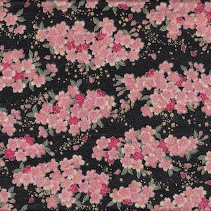 Könnte beinhalten: Schwarzer Stoff mit einem sich wiederholenden Muster aus rosa Kirschblüten und goldenem Glitzer.