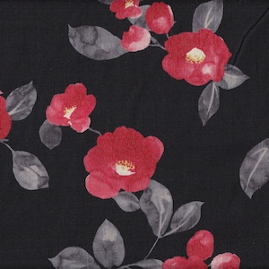 Könnte beinhalten: Schwarzer Stoff mit einem floralen Muster. Das Design zeigt leuchtend rote Blüten mit gelben Zentren und grauen Blättern. Die Blüten befinden sich in verschiedenen Stadien der Blüte und erzeugen ein dynamisches und visuell ansprechendes Textildesign.
