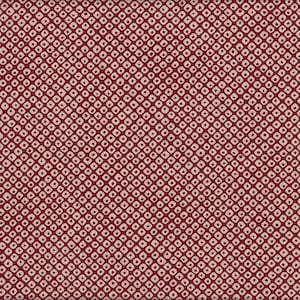 Op de afbeelding: Close-up van een stof met een herhalend patroon van kleine, gebroken witte cirkels in vierkanten, tegen een dieprode achtergrond. Het ontwerp creëert een gestructureerd, geometrisch effect, geschikt voor diverse textieltoepassingen.