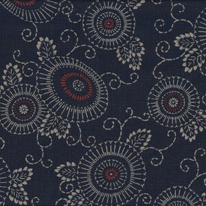 Könnte beinhalten: Dunkelblauer Stoff mit einem sich wiederholenden Muster aus weißen und roten Blumenmotiven. Das Design umfasst kreisförmige Blumenformen mit radialen Linien, Blättern und Wirbeln, die alle weiß umrandet sind.