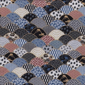 Könnte beinhalten: Ein sich wiederholendes Muster aus blauen, schwarzen, weißen und goldenen Halbkreisen mit verschiedenen japanisch inspirierten Designs. Das Muster umfasst geometrische Formen, florale Motive und stilisierte Berggipfel.
