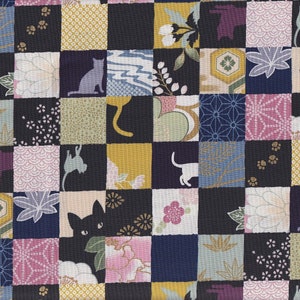 Peut inclure: Un tissu à motifs en patchwork avec un motif répétitif de carrés. Chaque carré présente un motif différent, notamment des silhouettes de chats, des motifs floraux et des formes géométriques en noir, blanc, rose et or.