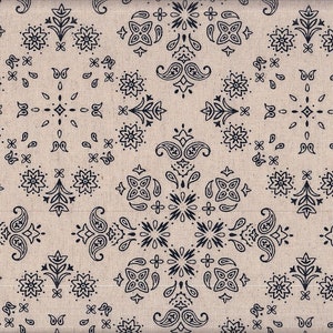 Könnte beinhalten: Ein beiger Stoff mit einem sich wiederholenden Muster aus marineblauen Paisley-, Blumen- und geometrischen Designs. Das Muster ist symmetrisch, wobei die marineblauen Elemente vor dem helleren Hintergrund kontrastieren.