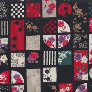 Peut inclure: Un tissu noir avec un motif répété de carrés, de cercles et de motifs floraux rouges, blancs et verts. Le tissu présente une variété de formes géométriques et de motifs floraux.