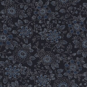 Könnte beinhalten: Dunkelblauer Stoff mit einem sich wiederholenden Blumenmuster in Blau- und Weißtönen. Das Design zeigt stilisierte Blumen und Blätter und schafft ein klassisches und elegantes Textildesign. Ideal für Kleidung oder Heimdekoration.