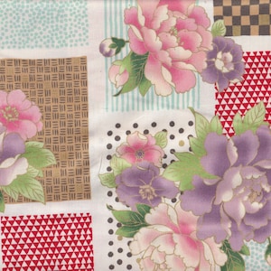Peut inclure: Tissu à motifs floraux avec de grandes pivoines roses et violettes, rehaussées de feuilles vertes et de contours dorés. Le motif comprend des formes géométriques comme des carrés et des triangles rouges, marron et bleus, avec des pois.