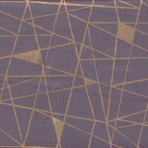 Könnte beinhalten: Nahaufnahme eines Stoffes mit geometrischem Muster. Der Hintergrund ist ein gedämpftes Lila, überlagert von einem Netzwerk goldener Linien und Formen. Das Design zeigt unregelmäßige Dreiecke und Vierecke und erzeugt eine moderne, abstrakte Ästhetik.