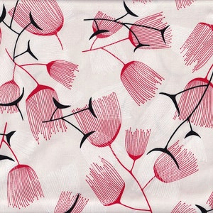 Peut inclure: Un tissu blanc avec un motif répétitif de fleurs stylisées rouges et noires. Les fleurs ont un effet de coups de pinceau et sont disposées de manière aléatoire.