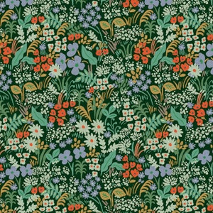 Puede incluir: Un patrón floral denso sobre un fondo verde oscuro. El diseño presenta una variedad de flores en tonos blancos, naranjas y morados, intercaladas con hojas y tallos verdes. El efecto general es un prado vibrante y detallado.