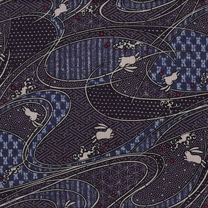 Könnte beinhalten: Ein sich wiederholendes Muster mit weißen Hasen, die über einen dunkelblauen Hintergrund mit wirbelnden weißen Linien und verschiedenen geometrischen Formen springen. Kleine rote Punkte und wolkenartige Designs fügen dem Stoff Details hinzu.