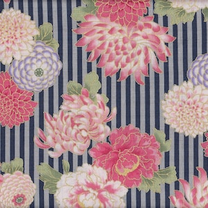 Könnte beinhalten: Stoff mit einem sich wiederholenden Blumenmuster. Das Design zeigt große, stilisierte Blumen in Rosa-, Lavendel- und Cremetönen, akzentuiert mit goldenen Details. Der Hintergrund hat vertikale marineblaue und hellgraue Streifen.