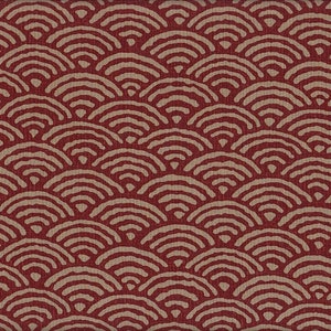 Könnte beinhalten: Ein sich wiederholendes Muster aus beigen, gebogenen Linien auf tiefrotem Hintergrund. Das Design ähnelt stilisierten Wellen oder Bögen und erzeugt einen strukturierten, geometrischen Effekt. Die Farbpalette des Stoffes ist eine Kombination aus warmen und kühlen Tönen.