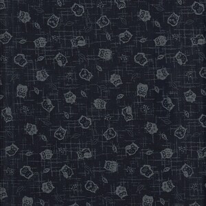 Könnte beinhalten: Ein dunkelblauer Stoff mit einem sich wiederholenden Muster aus weißen Eulen. Die Eulen sind stilisiert und haben ein einfaches Design.
