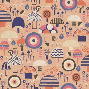 Puede incluir: Un patrón caprichoso con coloridas setas, animales y otros elementos del bosque. El diseño incluye varias formas de setas con lunares, rayas y colores lisos, junto con ardillas, conejos y pájaros. El fondo es de color melocotón claro.