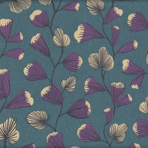 Peut inclure: Tissu bleu canard avec un motif floral répétitif. Le motif présente des fleurs violettes stylisées et des feuilles crème sur de fines tiges sombres. Le tissu a un aspect texturé, suggérant un tissage de lin ou similaire.