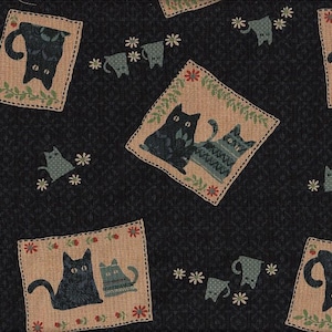 Op de afbeelding: Donkerblauwe stof met een herhalend patroon van zwarte kattenillustraties in beige vierkanten. De vierkanten zijn versierd met bloemen- en bladmotieven. Extra katten- en bloemmotieven zijn verspreid over de stof.