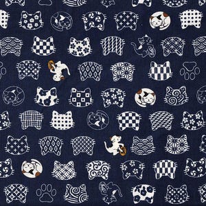 Könnte beinhalten: Ein marineblauer Stoff mit einem sich wiederholenden Muster aus weißen Katzen in verschiedenen Posen. Die Katzen sind von verschiedenen geometrischen und floralen Mustern umgeben.