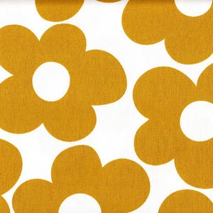 Könnte beinhalten: Ein weißer Hintergrund mit einem sich wiederholenden Muster aus großen senfgelben Blumen. Jede Blume hat sieben Blütenblätter und einen weißen Kreis in der Mitte.