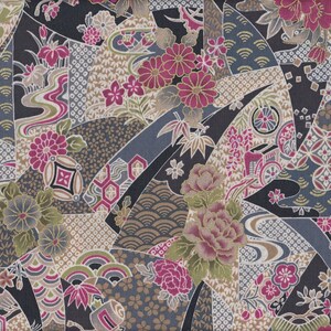 Peut inclure: Un tissu à motifs avec un design patchwork présentant des motifs floraux et géométriques. La palette de couleurs comprend des nuances de noir, de gris, de rose et d'or. Le motif intègre des fleurs stylisées, des éventails et des motifs de vagues.