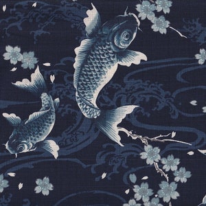 Puede incluir: Tela azul oscuro con un patrón repetido de carpas koi y flores de cerezo. Las carpas koi son en tonos blancos y azules, con escamas detalladas y aletas fluidas. Las flores son de color azul claro, con detalles de agua y olas en azul oscuro.