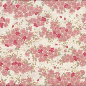 Könnte beinhalten: Ein weißer Stoff mit einem rosa-goldenen Blumenmuster. Der Stoff hat eine subtile Textur und ein sich wiederholendes Muster aus rosa Blüten mit goldenen Akzenten.