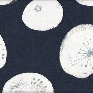Peut inclure: Tissu bleu marine avec un motif répété de grandes formes florales blanches abstraites. Les formes florales ont un aspect texturé et certaines ont des accents bleu clair, créant un contraste saisissant.