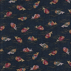 Puede incluir: Tela azul oscuro con un patrón repetitivo de peces coloridos. Los peces son de varios colores, incluyendo rojo, amarillo y blanco, con diseños decorativos. El fondo tiene un sutil diseño de olas.