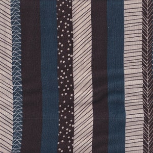 Könnte beinhalten: Textilmuster mit vertikalen Streifen in Türkis, Anthrazit und Off-White. Das Design beinhaltet verschiedene Muster innerhalb der Streifen, darunter diagonale Linien, gepunktete Abschnitte und geometrische Formen. Der Stoff hat einen dezenten Glanz.