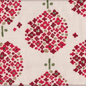 Peut inclure: Tissu crème avec un motif répété de grappes florales rouges et de petits accents verts. Les fleurs sont disposées en forme de losanges, avec des lignes verticales et des points verts entre elles. Le design a un aspect vintage ou rétro.