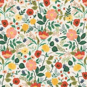Könnte beinhalten: Ein sich wiederholendes Blumenmuster auf cremefarbenem Hintergrund. Das Design umfasst rote, orangefarbene, gelbe und rosa Blüten, grüne Blätter, kleine rote Beeren und blaue Schmetterlinge. Die Blumen blühen in voller Blüte und erzeugen eine detaillierte botanische Illustration.
