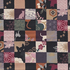 Könnte beinhalten: Ein Stoff mit einem Patchwork-Muster. Die Quadrate zeigen verschiedene Motive wie Katzensilhouetten, Blumen und geometrische Muster. Die Farbpalette umfasst Schwarz, Lila, Braun und Creme, was einen optisch reichen Stoff ergibt.
