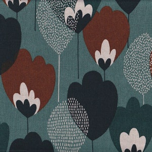 Peut inclure: Tissu turquoise avec un motif floral répété. Les fleurs sont de couleur bleu canard foncé, rouille et blanc, avec des textures pointillées. Le design évoque une illustration botanique.